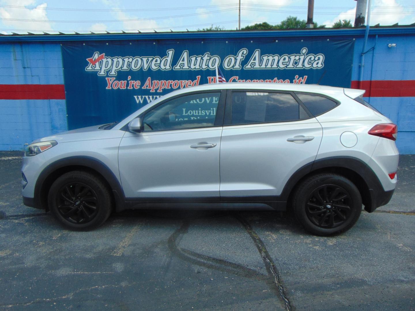 2017 Silver Hyundai Tucson (KM8J23A42HU) with an 4-Cyl 2.0 Liter engine, Auto, 6-Spd Shiftronic transmission, located at 2105 Dixie Hwy, Louisville, KY, 40210, (502) 772-3333, 38.220932, -85.795441 - Photo#0